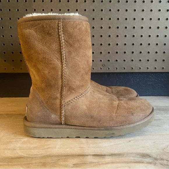 UGGs classic brown boots size 7 - Picture 5 of 8